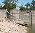 La digue avec la tour de prise d’eau du réservoir de Pont-et-Massène.