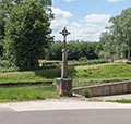 Rive droite, à côté du pont de Buffon, croix en fonte de 1867 reposant au sommet d'une colonne placée sur un socle. Bief 69 du versant Yonne.