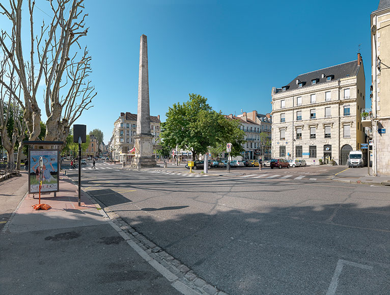 L’obélisque érigé pour commémorer la pose de la première pierre du canal du Centre, à Chalon-sur-Saône.