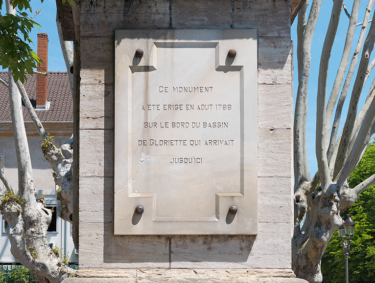 Détail de l’obélisque érigé pour commémorer la pose de la première pierre du canal du Centre, à Chalon-sur-Saône.
