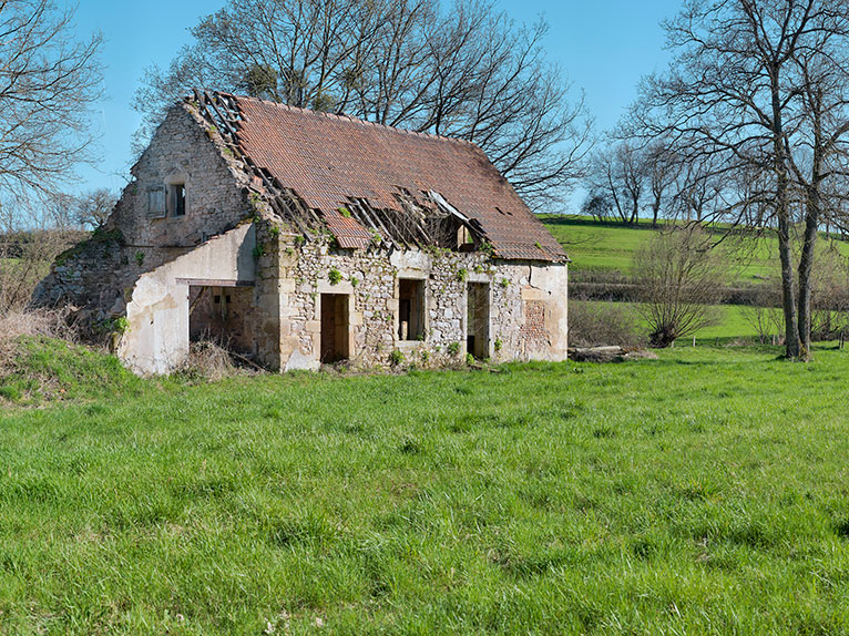 La maison éclusière de l’ancien site d’écluse XVII, aujourd’hui située dans le bief 11 du versant Méditerranée, à Saint-Julien-sur-Dheune. En arrière-plan, on voit le site de l’écluse 10.