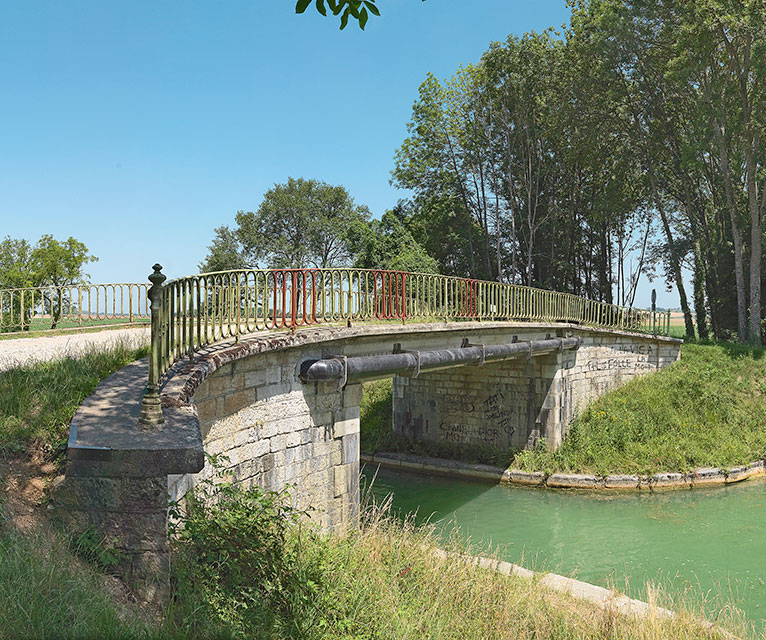 Canal de Bourgogne : pont de Potangey sur le bief 71 du versant Saône à Aiserey.